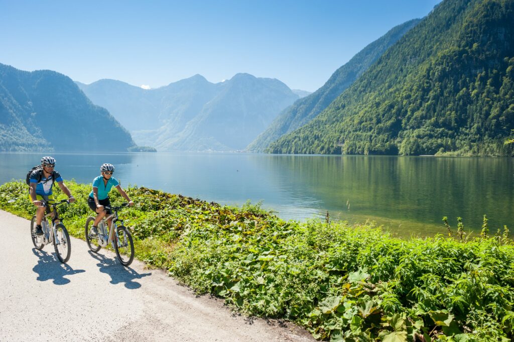 E-biking at Lake Hallstatt (c) Upper Austria Tourism