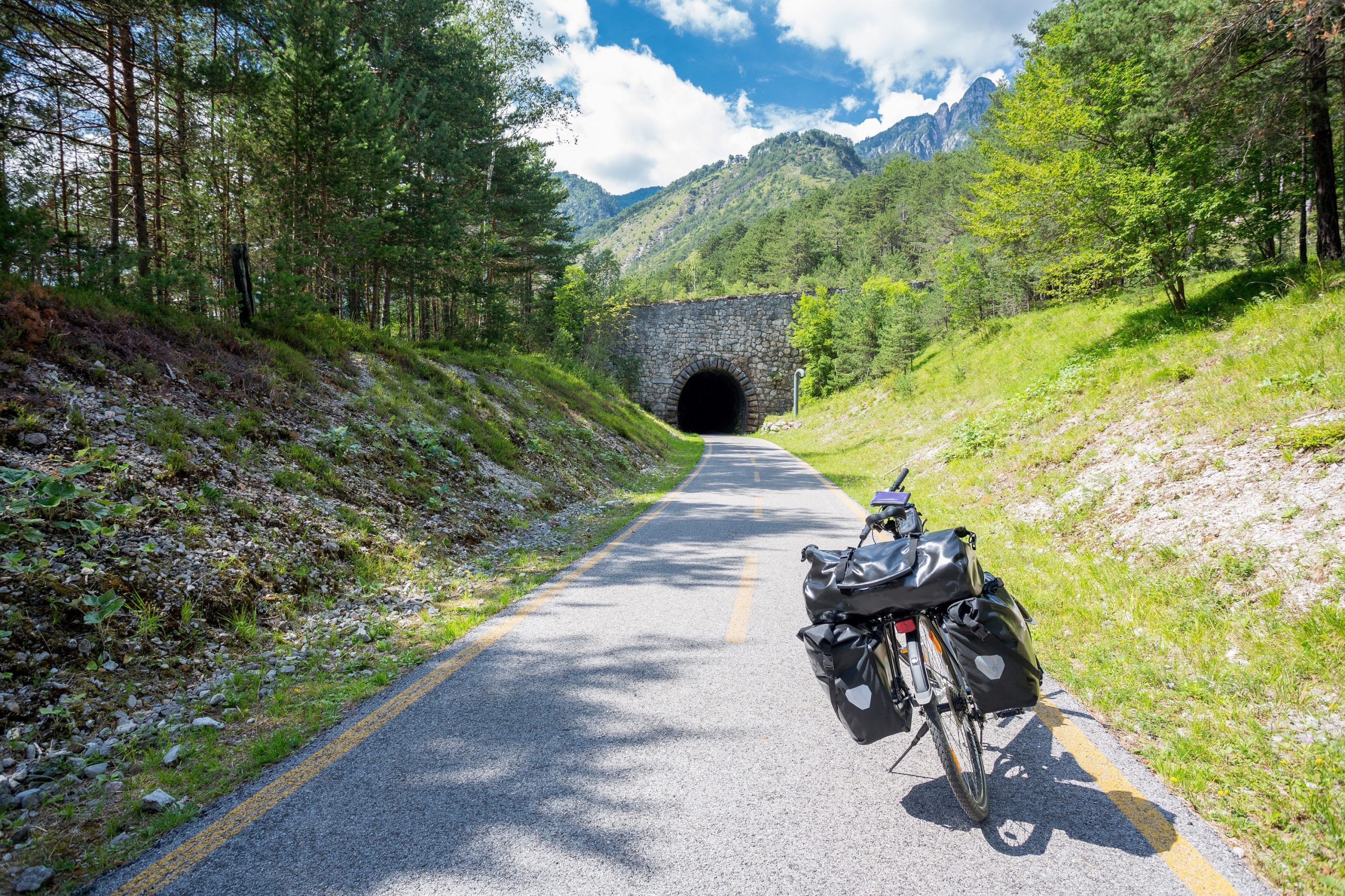 Sulla ciclabile Alpe Adria si pedala in due paesi diversi e si gode di un paesaggio vario e pieno di contrasti