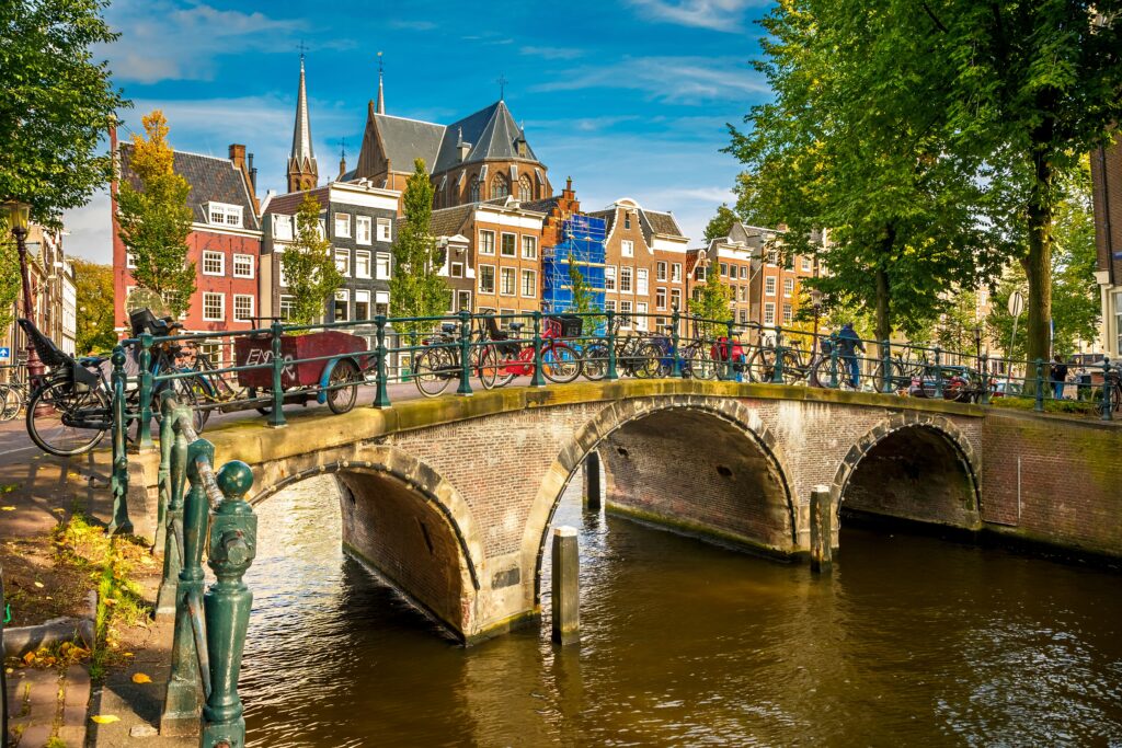 Das radfreundliche Amsterdam mit seinen einzigartigen Grachten (c) Adobe Stock Das radfreundliche Amsterdam mit seinen einzigartigen Grachten (c) Adobe Stock