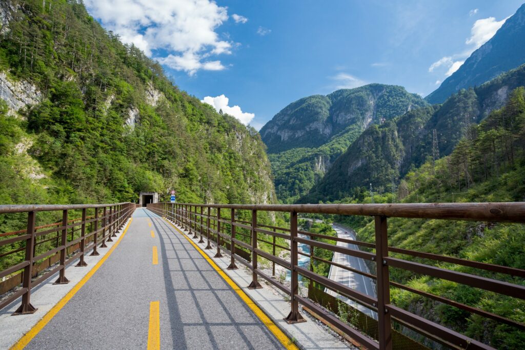 Alpe-Adria Radweg auf ehemaligen Bahnstrassen (c) Kärnten Radreisen Alpe-Adria Radweg auf ehemaligen Bahntrassen (c) Kärnten Radreisen