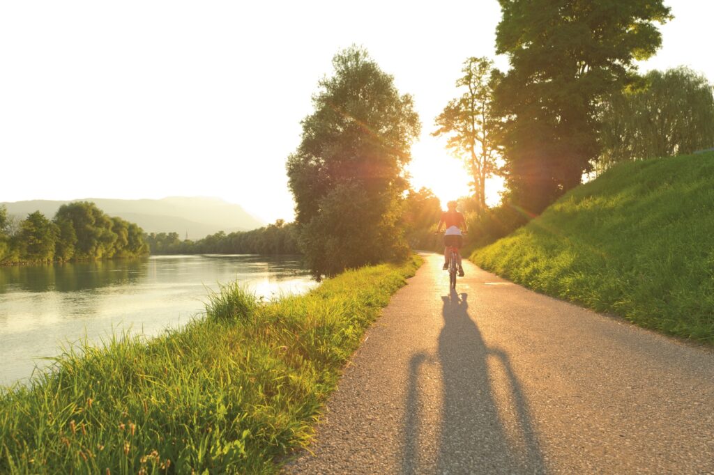 der mit 5 Sternen ausgezeichnete Drauradweg verbindet die Länder Italien, Österreich, Slowenien, Kroatien und Ungarn entland der Drau