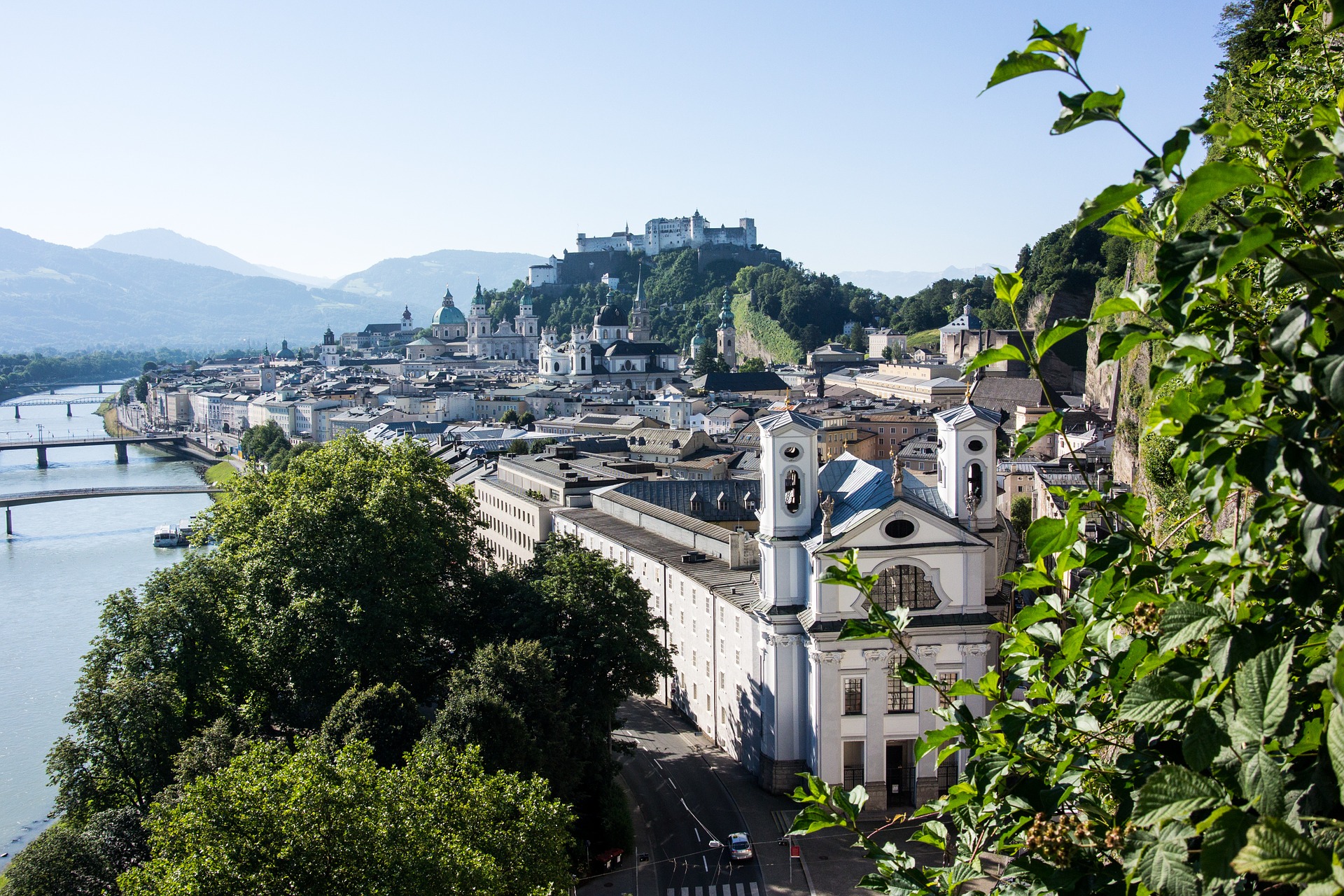 entlang der Salzach radeln Sie in die Stadt Salzburg - einen Besuch wert
