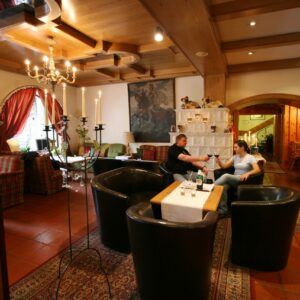 Entspannende Atmosphäre in der Kaminstube (c) Hotel Alber