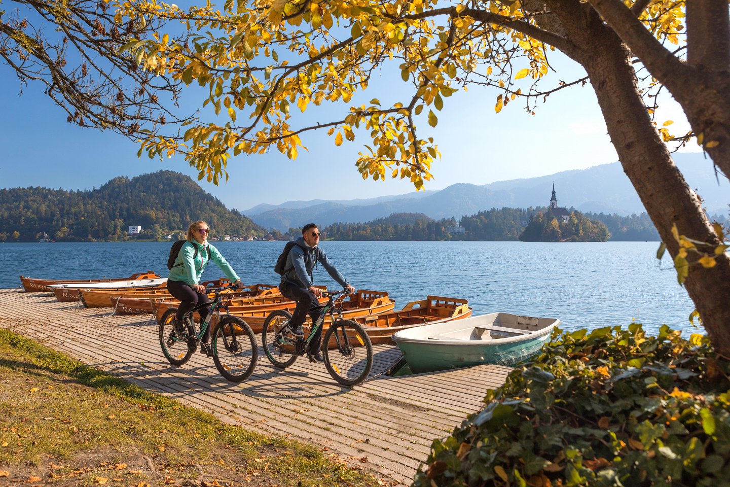 In bicicletta sul lago di Bled (c) Jost Gantar